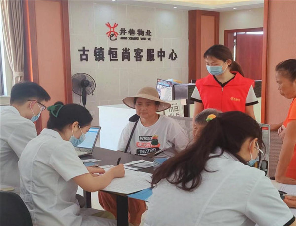 免費(fèi)體檢進(jìn)小區(qū)，熱心服務(wù)暖人心