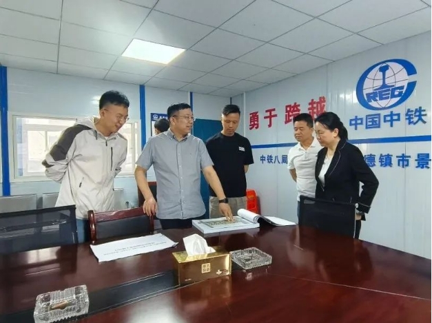 市古鎮(zhèn)投資公司黨總支書記、董事長(zhǎng)周長(zhǎng)根帶隊(duì)調(diào)研古鎮(zhèn)學(xué)府小區(qū)建設(shè)項(xiàng)目