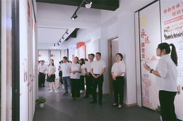 市古鎮(zhèn)投資公司黨委開展“黨建引領(lǐng)新征程，古鎮(zhèn)同心再出發(fā)”活動